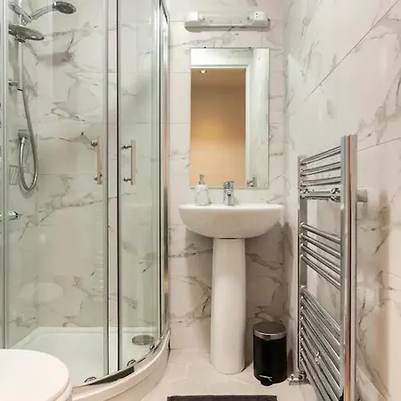 Cosy And Modern Bedroom In The Heart Of Dublin