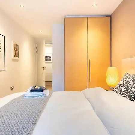Cosy And Modern Bedroom In The Heart Of بيت ضيافة *